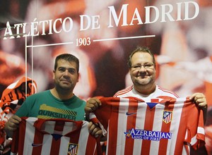 Los aficionados posan con la nueva camiseta del Atlético de Madrid