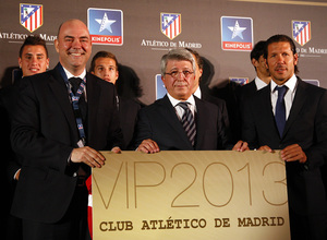 Temporada 13/14. Firma de acuerdo entre Atlético de Madrid y Kinépolis. Cerezo y Simeone posando con la tarjeta