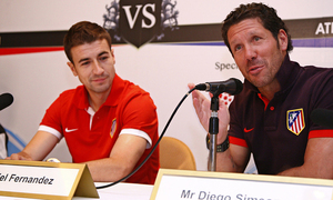 Gabi y Simeone participaron en la presentación del partido benéfico que el equipo disputará en Singapur