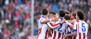 Temporada 14-15. Jornada 13. Atlético de Madrid-Deportivo. El equipo abraza a Arda tras el segundo gol del encuentro.