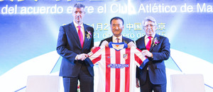 Cerezo, Jianlin y Miguel Angel en Beijin con la camiseta