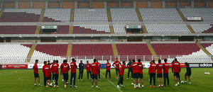 Temporada 13/14. Entrenamiento. Equipo entrenando en el estadio nacional de Lima. 