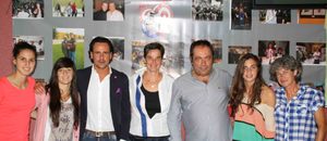 Temporada 2013-2014. Jugadoras, presidenta y directora deportiva junto a García Calvo