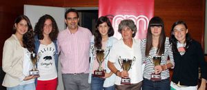 Temporada 2013-2014. Las capitanas del Féminas posan con los trofeos