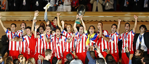 Temporada 12/13. Final Supercopa de Mónaco, Gabi levantando la copa en el palco junto al resto del equipo
