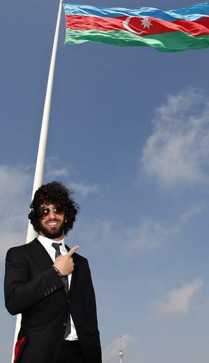 Arda señala la bandera de Azerbaijan