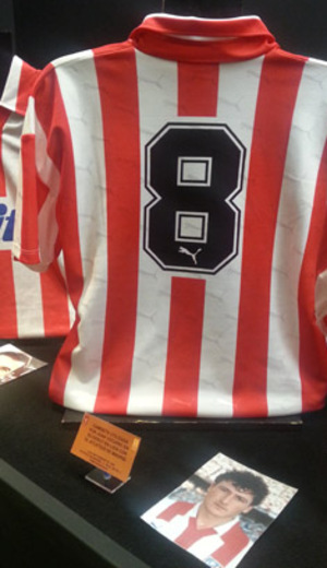 Camiseta del Atlético con la que debutó como rojiblanco Juan Vizcaíno expuesta en el museo