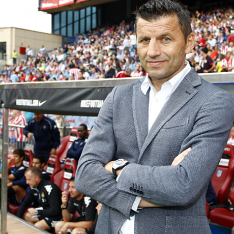 Liga 2012-13. Djukic, técnico del Valladolid, en el banquillo del Vicente Calderón