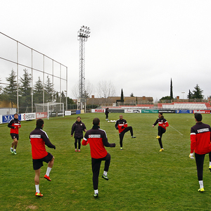 Temporada 12/13. Entrenamiento, jugadores forman en circulo para realizar ejercicios durante el entrenamiento en la Ciudad Deportiva de Majadahonda
