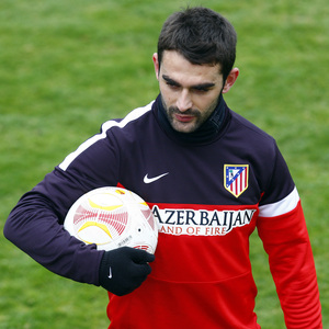 Temporada 12/13. Entrenamiento, Adrián sujeta el balón de la Europa League durante el entrenamiento en la Ciudad Deportiva de Majadahonda