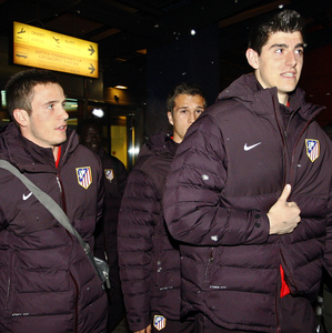 UEFA Europa League 2012-13. Courtois hace un gesto de aprobación a su llegada a Moscú