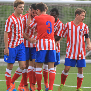 Los jugadores del Atl&eacute;tico C felicitan a Nacho S&aacute;inz, autor del gol ante el Villanueva del Pardillo