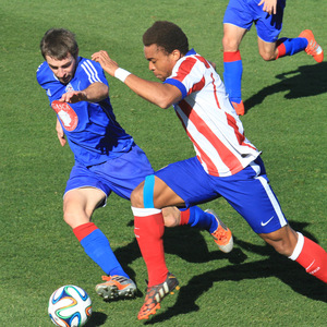 Pierre se lleva el esférico ante la presión de un jugador del Amorebieta