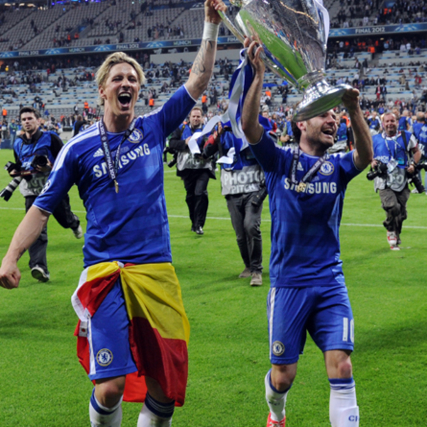 Fernando Torres celebra con Mata el título de la Champions League 2012 conquistado con el Chelsea
