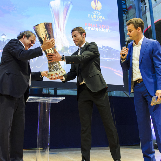 Gabi entrega la Europa League a Platini en Amsterdam