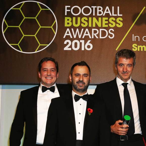 Miguel Ángel Gil posa junto al patrocinador y a editor de la revista con el premio de mejor CEO del Fútbol Europeo