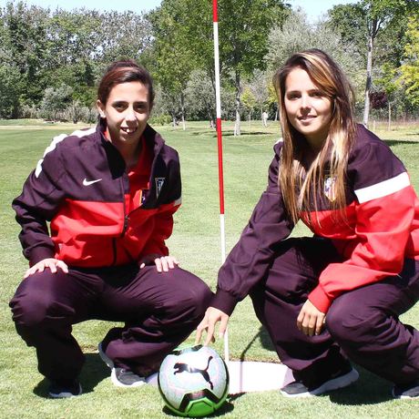 Temporada 2012-2013. Nagore y Claudia jugando al fútbgolf