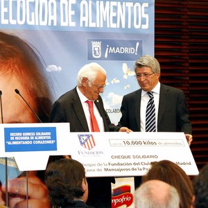 Enrique Cerezo entrega la donación de 10.000 kilos en alimentos