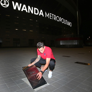 José María Giménez colocando su placa en el Paseo de Leyendas