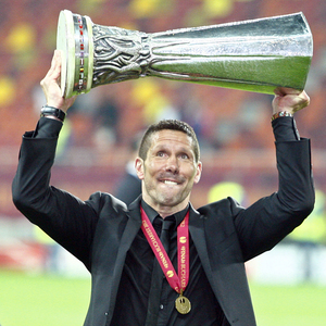 Temporada 11/12. Final Europa League. Simeone celebrando el título en el césped del Estadio de Estambul con la copa