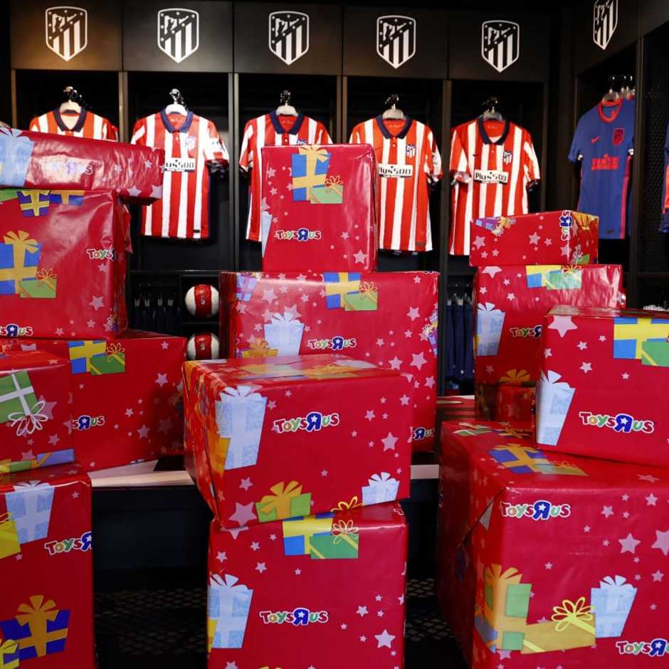 La Fundación del Atlético de Madrid entregan juguetes en los