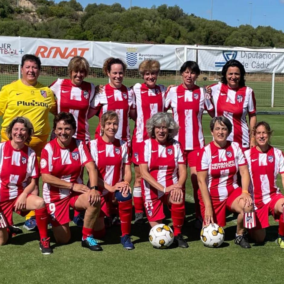 Un equipo de ex jugadoras participó en el evento Fútbol +