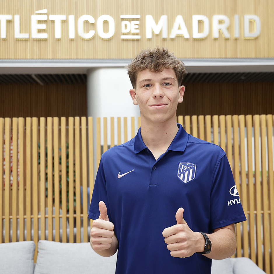 Escobar firmó su contrato profesional con nuestro club Club