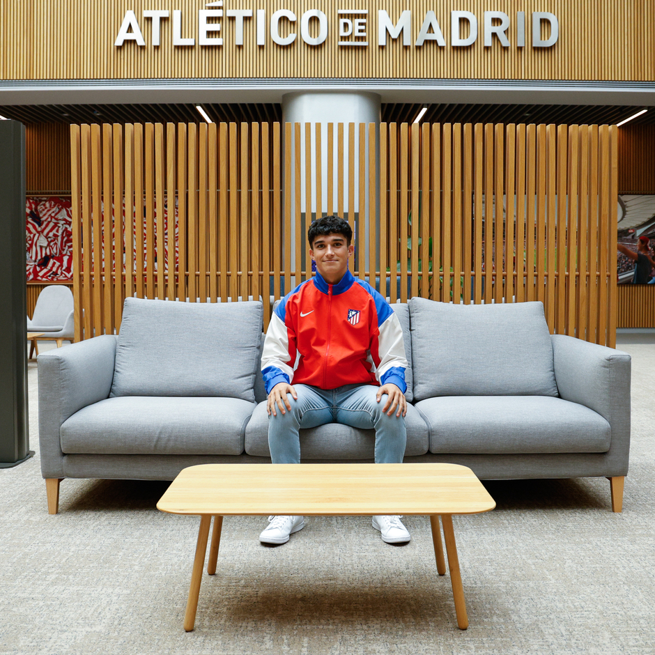 Javier Díaz renueva hasta 2027 - Club Atlético de Madrid · Web oficial