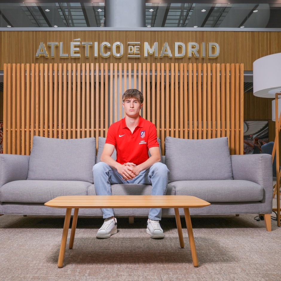Daniel Serrano firmó su contrato profesional - Club Atlético de Madrid ...