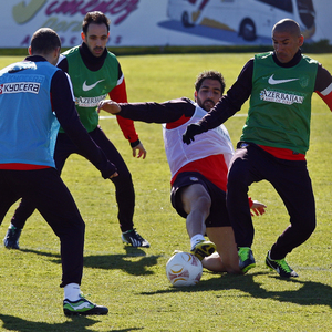 Temporada 12/13. Entrenamiento, Adrián controlando un balón en el entrenamiento en la Ciudad Deportiva de Majadahonda