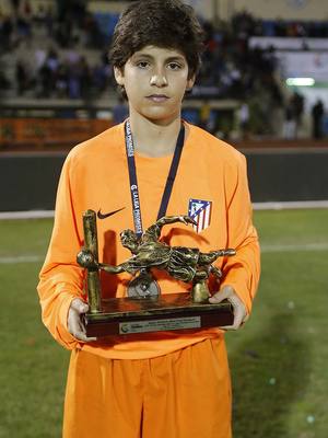Miguel Prieto, guardameta del equipo Infantil, recibi&oacute; el trofeo al mejor portero en Arona
