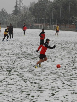 El C se entrena bajo la nieve con balón rojo