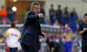 temporada 13/14. Partido Atlético de Madrid- Elche. Escribá dando órdenes en la banda