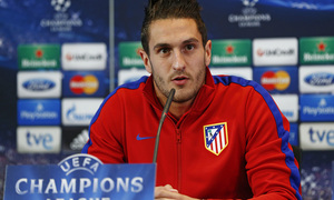temporada 13/14. Rueda de prensa de Champions. Koke atendiendo a los medios