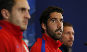 temporada 13/14. Rueda de prensa de Champions. Koke Raúl García y Simeone atendiendo a los medios