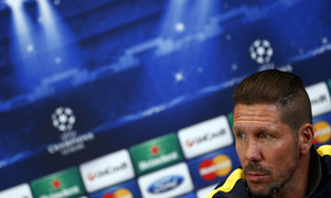 temporada 13/14. Rueda de prensa de Champions. Simeone atendiendo a los medios