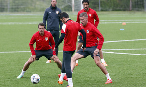 temporada 13/14. Entrenamiento en la Ciudad deportiva de Majadahonda. Jugadores haciendo rondos