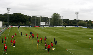 temporada 13/14. Entrenamiento en la Ciudad deportiva de Majadahonda. Jugadores realizando ejercicios con balón