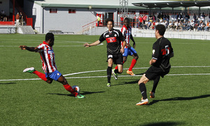 Temporada 13/14. Kofi, del Atlético C golpea a puerta. FOTO: Arturo Saiz
