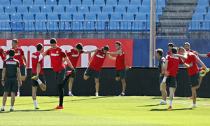 temporada 13/14. Entrenamiento en el estadio Vicente Calderón. Jugadores realizando ejercicios físicos
