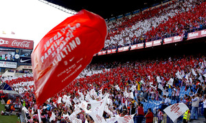 temporada 13/14. Partido Atlético de Madrid-Málaga. Tifo. Banderas nike