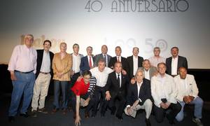 Los jugadores que participaron en la final de la Copa de Europa de 1974 se hicieron la foto de familia al concluir el acto