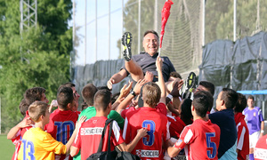 Temporada 13/14. El Cadete A mantea a Paco Saéz después de ser campeones FOTO: Arturo Saiz. 