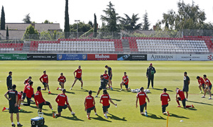 temporada 13/14. Entrenamiento en la Ciudad deportiva de Majadahonda. Jugadores estirando durante el entrenamiento