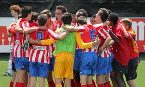 Los jugadores del Atlético de Madrid Infantil festejan la consecución del título de Liga en la última jornada al golear al Canillas (9-0)