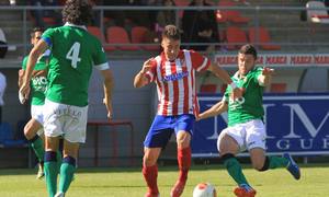 Dani Aquino se lleva el esférico ante un jugador del Caudal durante el partido por la permanencia