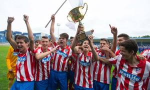 Los jugadores del Atlético de Madrid levantan la copa de campeones del torneo organizado por el Zenit de San Petersburgo