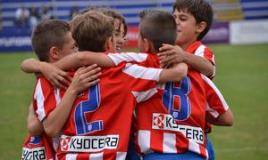 Los jugadores rojiblancos celebran uno de los goles conseguidos ante el Granada en el Torneo Alevín que se juega en Perú