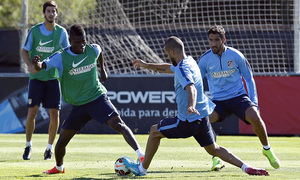 temporada 14/15 . Entrenamiento en la Ciudad deportiva de Majadahonda. Thomas y Mario peleando un balón
