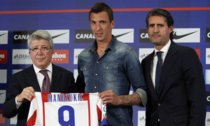 temporada 14/15 . Presentacion Mandzukic. Estadio Vicente Calderón. Caminero y Cerezo posan junto a Mario con la camiseta